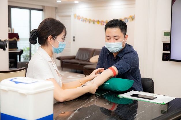 Phlebotomist drawing blood from a patient at a walk-in lab in Houston, Texas.